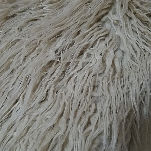 Escio Faux Fur Vest - Picture 3 of 4